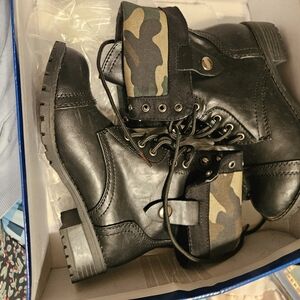 Soda brand anchor boots